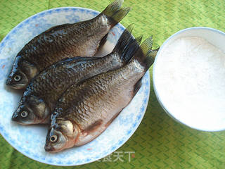 酥炸鯽魚的做法步驟:1