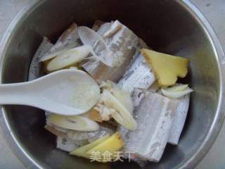 浓赤鲜香---梅干菜烧带鱼的做法步骤：3