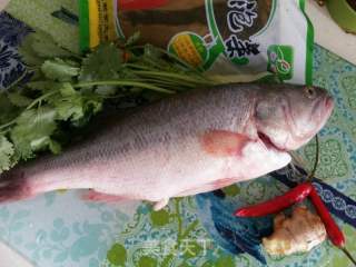 酸菜鲈鱼的做法步骤：1