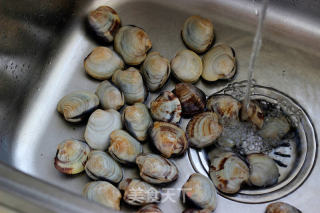 【辣炒花蛤】美味到舔壳的经典海鲜菜的做法步骤：1