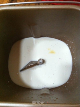 奶香浓郁的练奶手撕面包的做法步骤：2