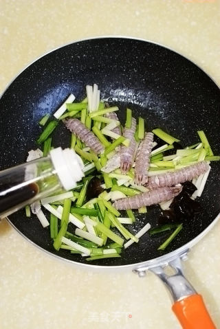 韭黄炒虾爬子肉的做法步骤：5
