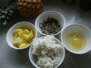 菠萝虾仁炒饭的做法步骤：2