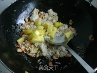 菠萝虾仁炒饭的做法步骤：5