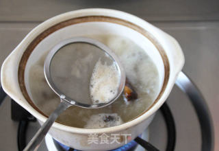 【鸭架煲萝卜汤】：两步熬出奶白色浓汤的做法步骤：4