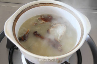 【鸭架煲萝卜汤】：两步熬出奶白色浓汤的做法步骤：5