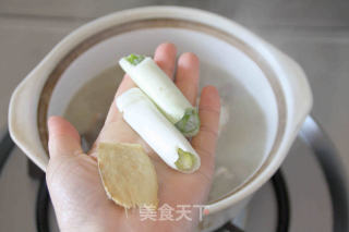 【鸭架煲萝卜汤】：两步熬出奶白色浓汤的做法步骤：6