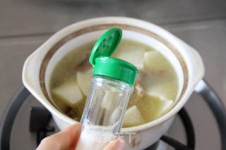 【鸭架煲萝卜汤】：两步熬出奶白色浓汤的做法步骤：8