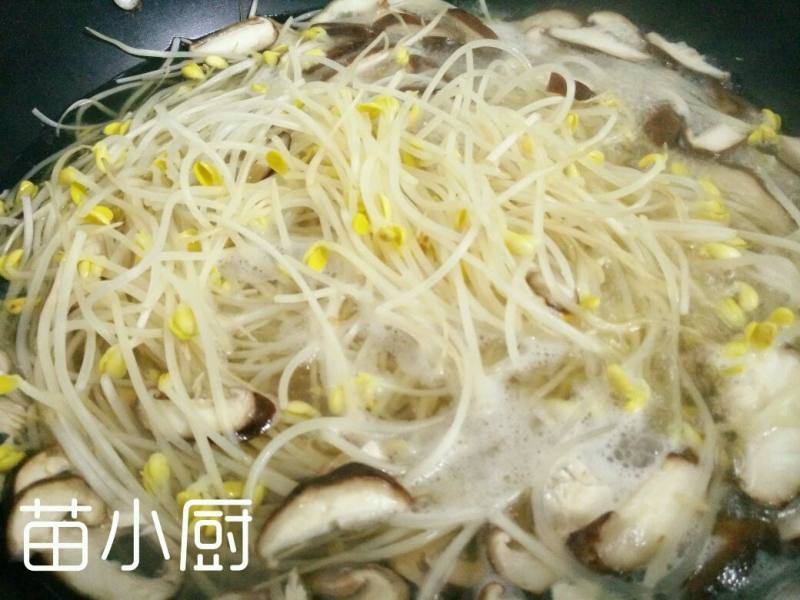 香菇炒豆芽的做法步骤：1