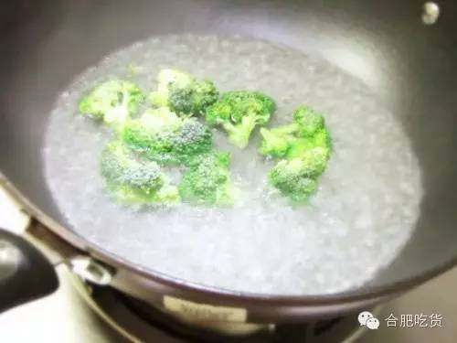 吃货食堂—龙虾盖浇饭的做法步骤：4