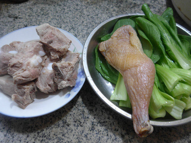 青菜腊鸡腿排骨汤的做法步骤：1