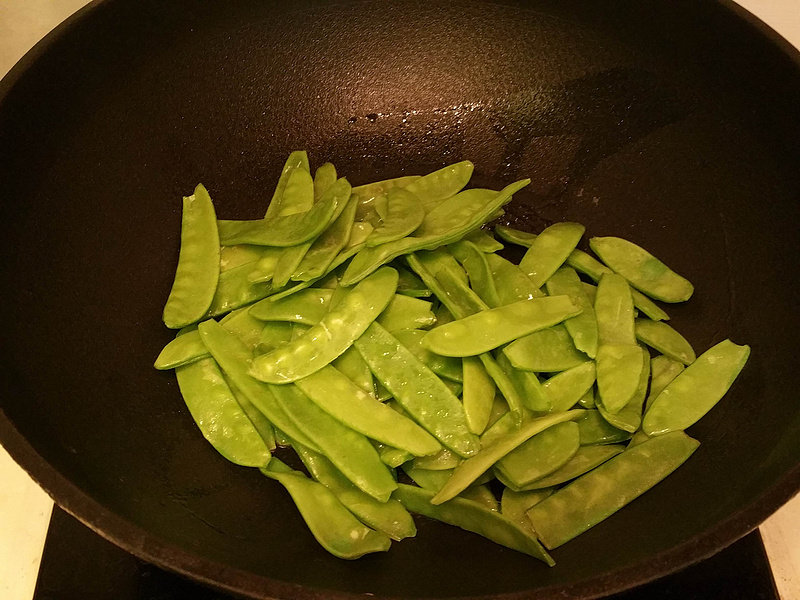 腊肉炒荷兰豆的做法步骤：4