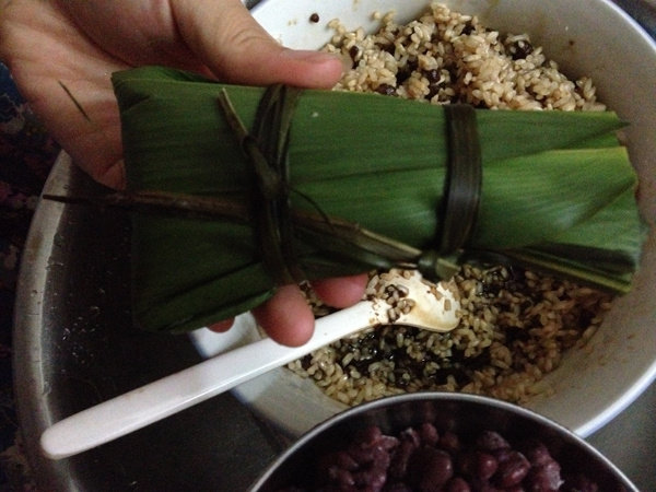 记忆犹新的思乡味道--红糖蜜豆粽子的做法步骤：9