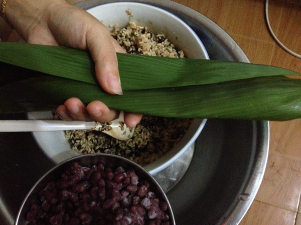 记忆犹新的思乡味道--红糖蜜豆粽子的做法步骤：7