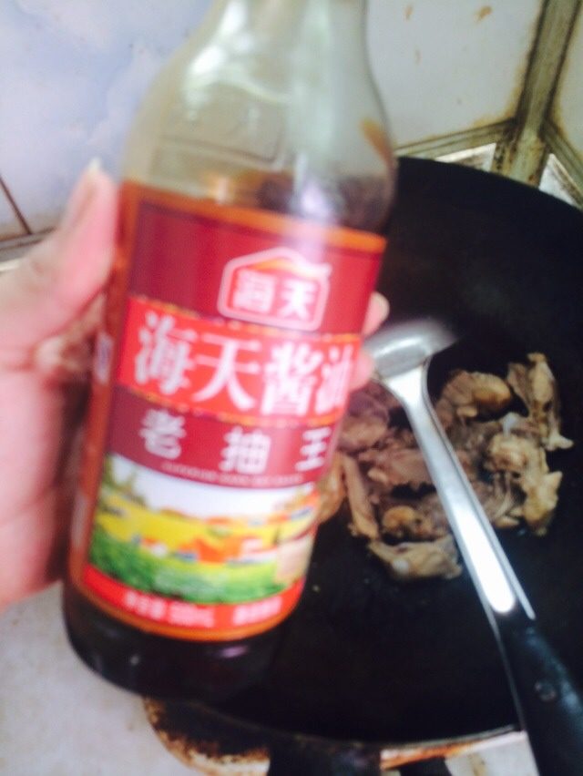 酸甜辣炒鸡骨架的做法步骤：2