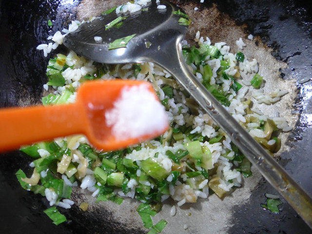 榨菜丝油麦菜炒饭的做法步骤：7