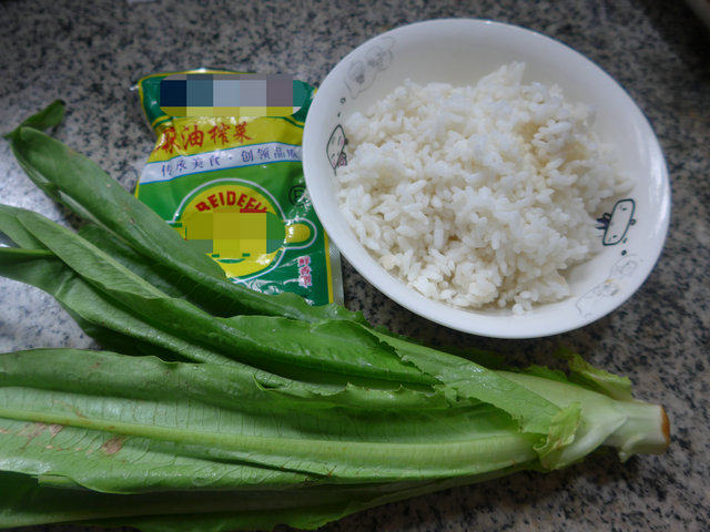 榨菜丝油麦菜炒饭的做法步骤：1