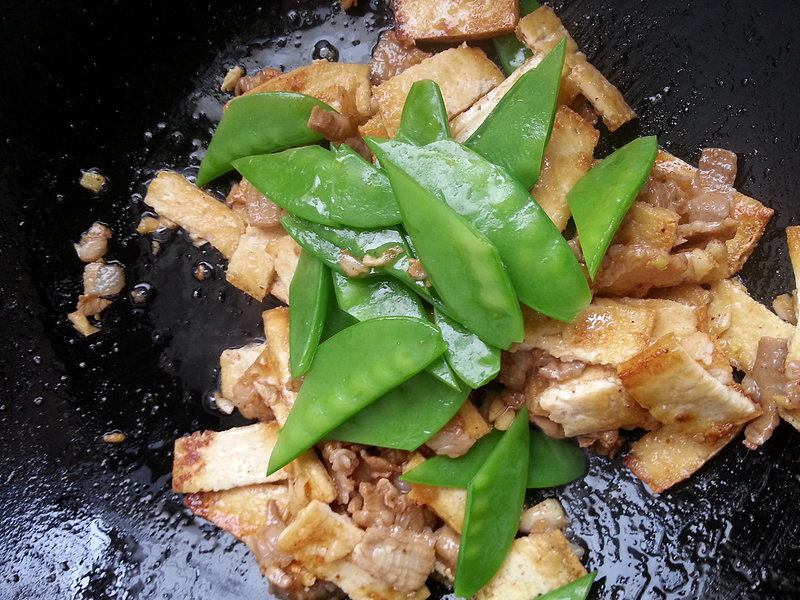 五花肉炒煎豆腐荷兰豆的做法步骤：10