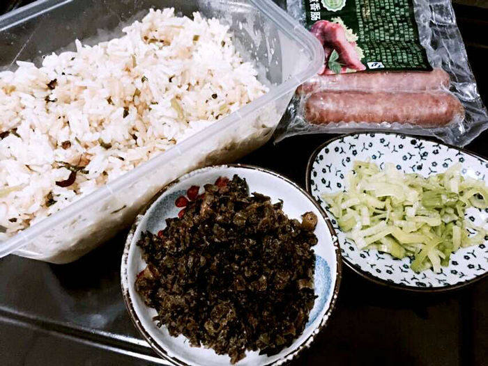 芽菜香肠蛋炒饭--丰富的浓香味道的做法步骤：1