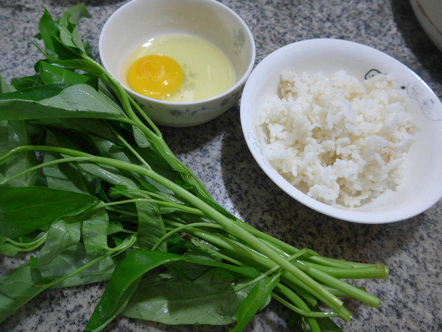 鸡蛋空心菜炒饭的做法步骤：1