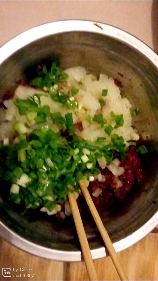 冬瓜牛肉錎饺子 电饭煲版的做法步骤：1