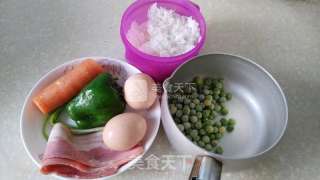 培根时蔬蛋炒饭的做法步骤：1