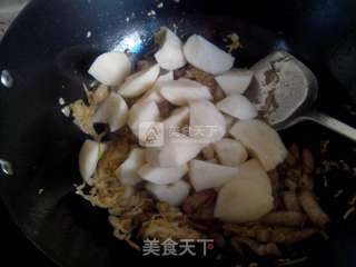 酸菜炖土豆~~东北家常菜 （特别好喝的酸菜汤）的做法步骤：8