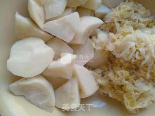 酸菜炖土豆~~东北家常菜 （特别好喝的酸菜汤）的做法步骤：1