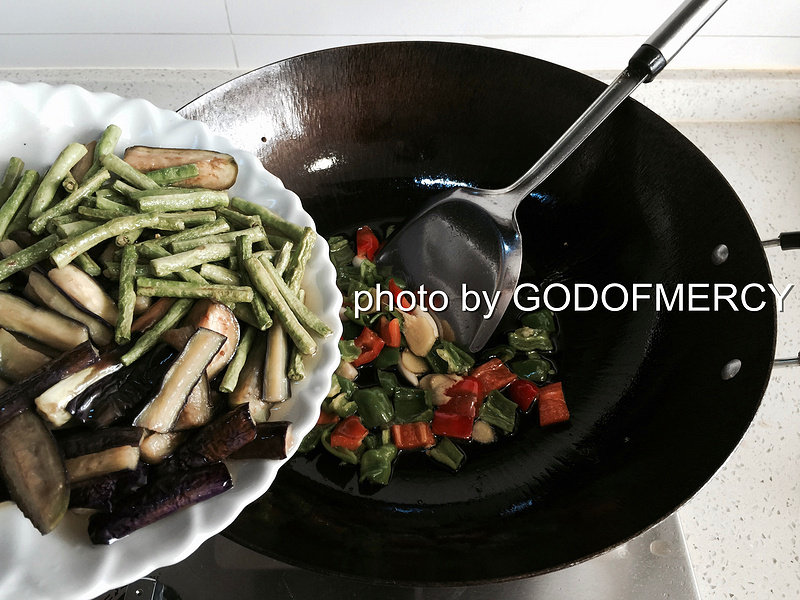 夏季瘦身不是梦：质朴美味豆角烧茄子的做法步骤：11