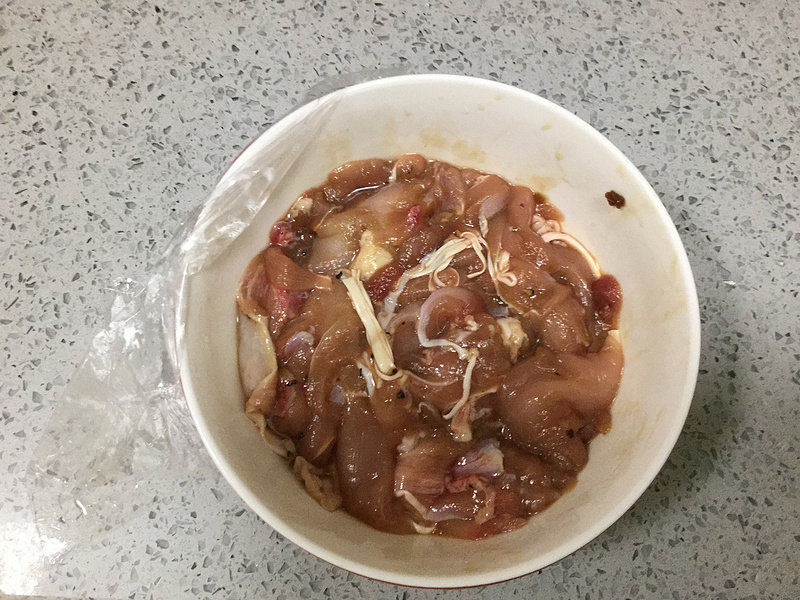 黑椒鸡肉炒河粉的做法步骤：2