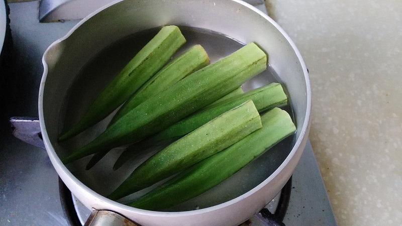 秋葵蛋炒饭---混搭的食材也美味的做法步骤：2