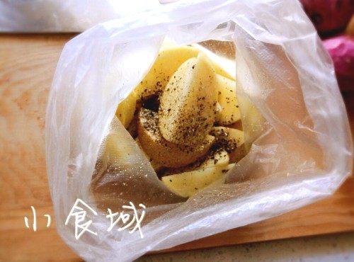 简单生活【黑胡椒烤薯角】的做法步骤：2