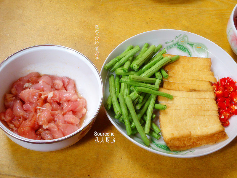 下饭开胃菜，豆腐焖豆角的做法步骤：1