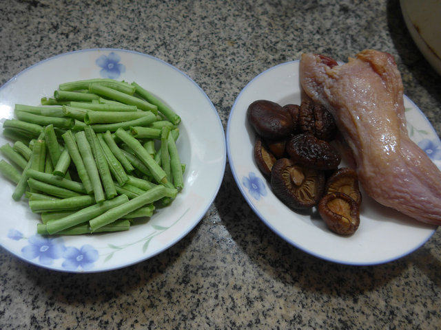 香菇带豆炒腊鸡腿的做法步骤：1