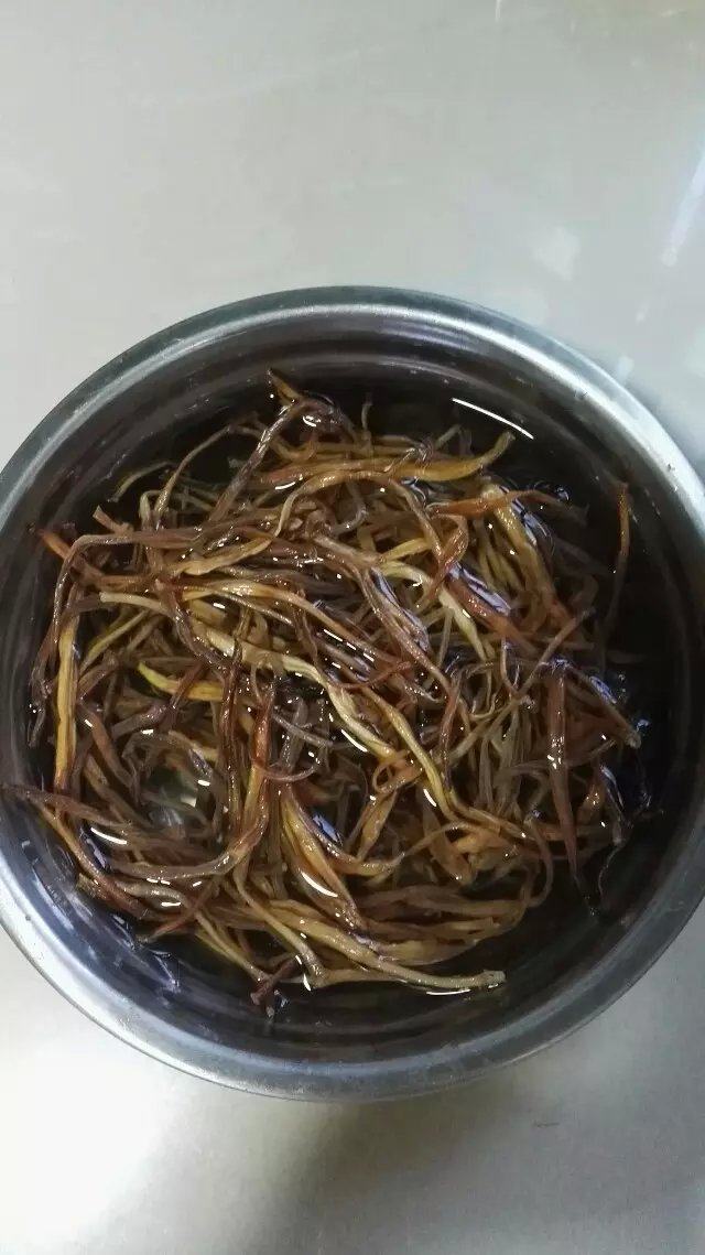 黄花菜炒鸡块的做法步骤：1