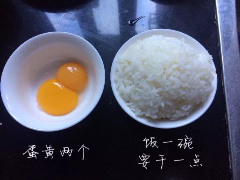 黄金蛋炒饭的做法步骤：1