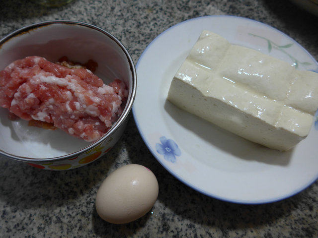 鸡蛋猪肉末蒸老豆腐的做法步骤：1