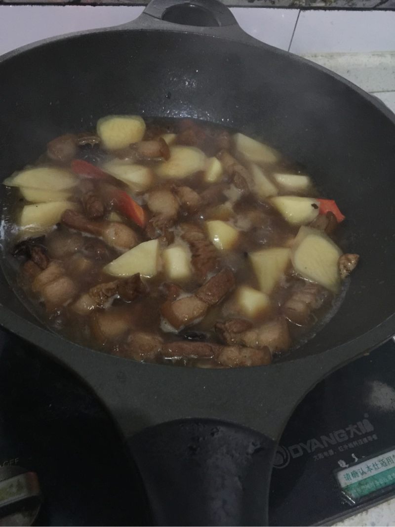 土豆红烧肉的做法步骤：7