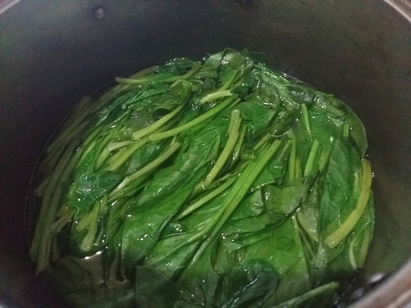 宝宝辅食—自制菠菜泥的做法步骤：2