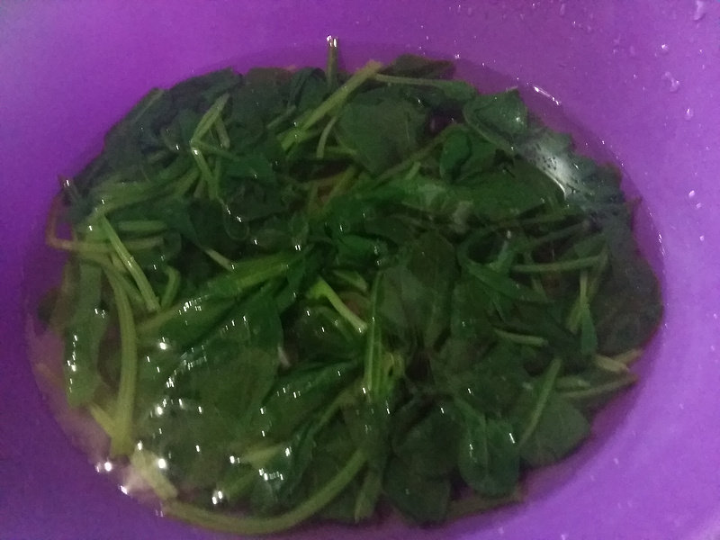 宝宝辅食—自制菠菜泥的做法步骤：3