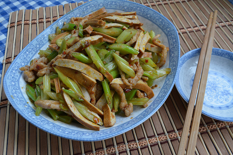 香辣熏干炒芹菜的做法步骤：5