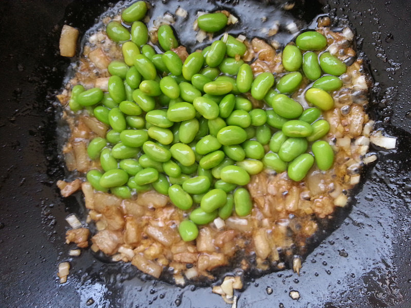 五花肉毛豆炒芋头的做法步骤：7