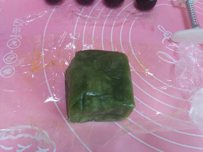 抹茶豆沙桃山月饼的做法步骤：4