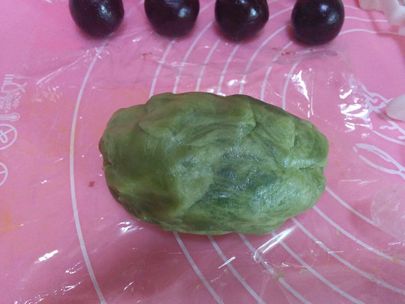 抹茶豆沙桃山月饼的做法步骤：5