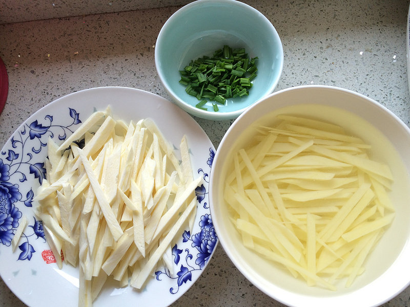 蒜香茭白土豆丝的做法步骤：4