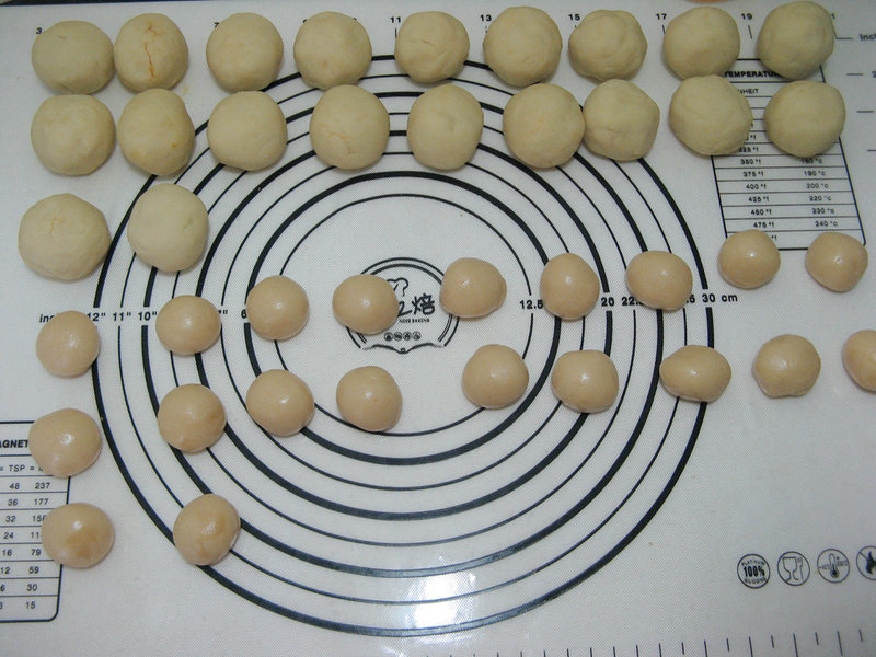 莲蓉咸蛋黄广式月饼的做法步骤：12