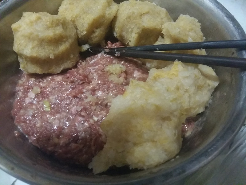 猪肉酸菜馅饼的做法步骤：8