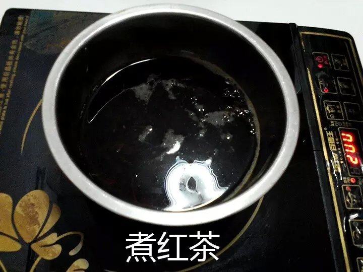 在家煮奶茶的做法步骤：3