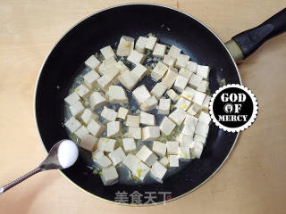 节后刮油从肠计议-酱香浓郁的老干妈版红烧豆腐的做法步骤：4