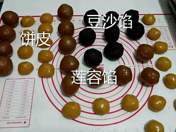 广式豆沙蛋黄月饼的做法步骤：20